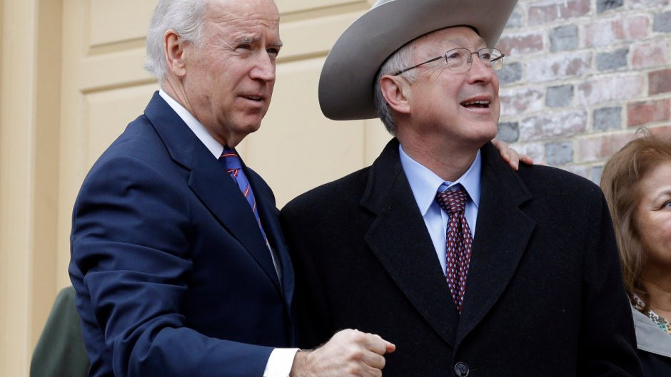 Ken Salazar es elegido por Biden como embajador de EU en México