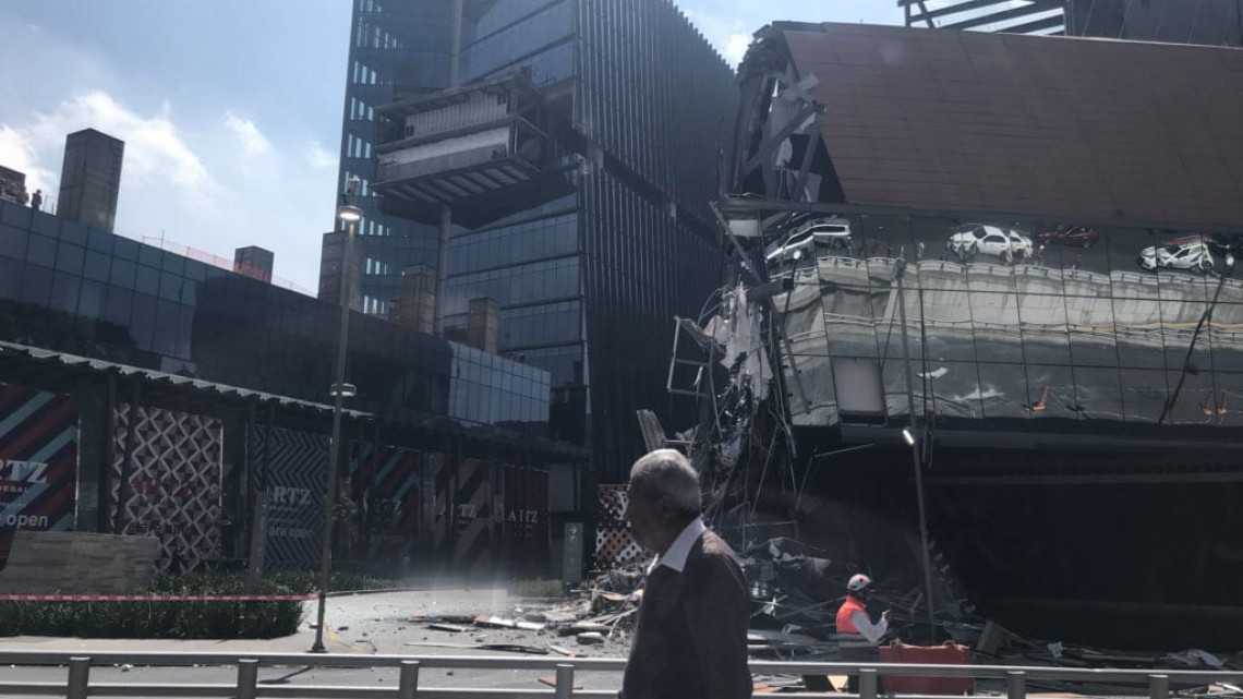 Colapsa estructura de plaza Artz Pedregal 