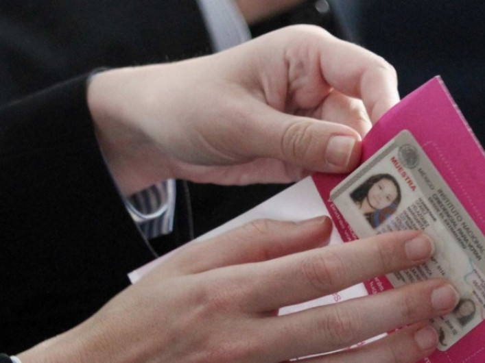 Aprueba INE nuevo modelo de credencial para votar