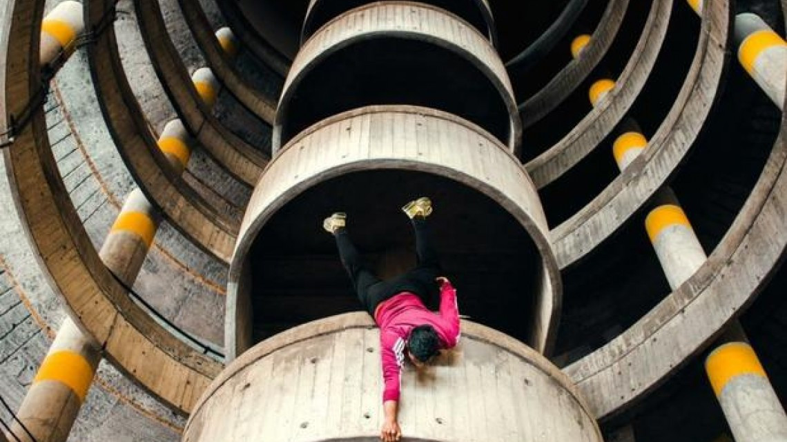 Este venezolano desafía la ley y las alturas