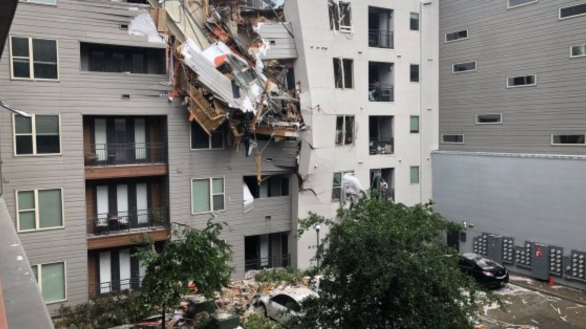 Deja un muerto tras caída de una grúa sobre edificio en Dallas