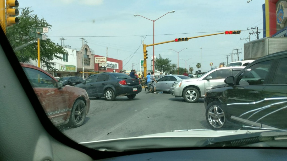 Vuelca camioneta de marinos en Río Bravo