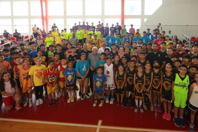 Inicia clínica para entrenadores y jugadores de baloncesto
