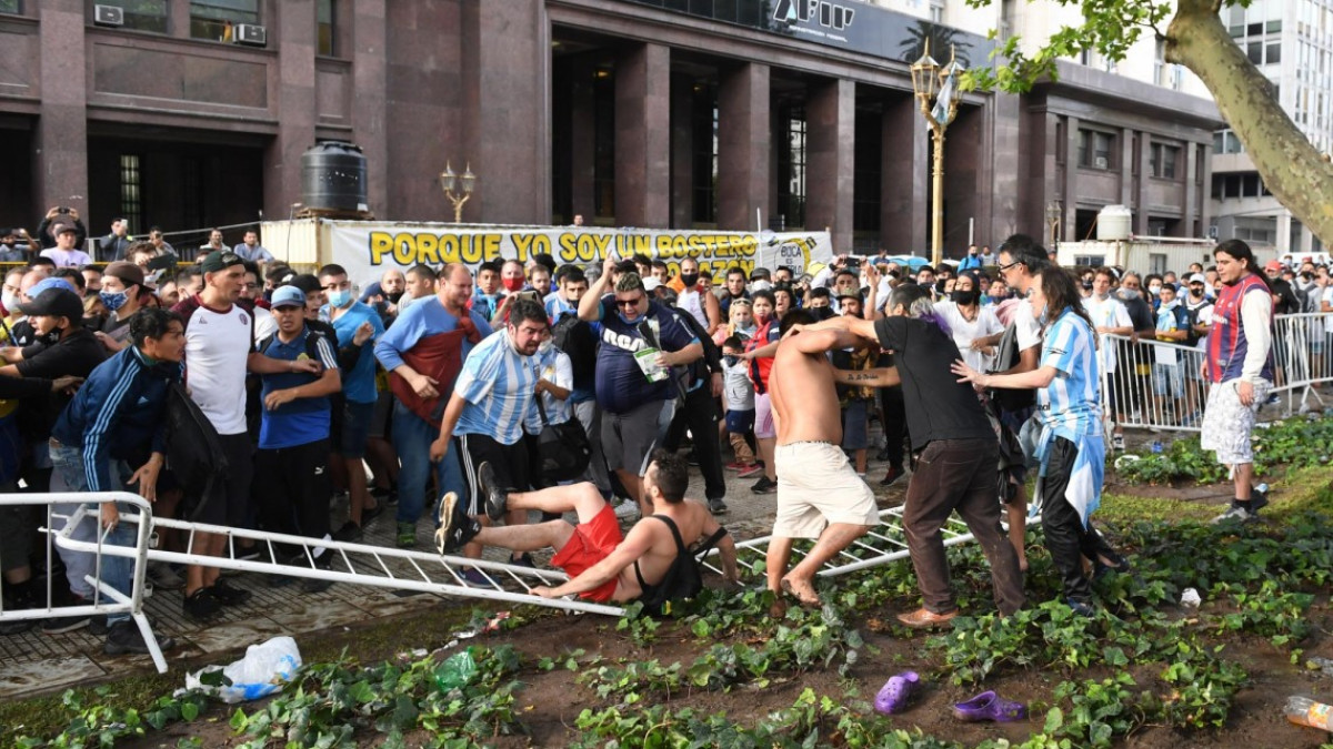 Miles de personas dan último adiós a Maradona en la Casa Rosada en Argentina