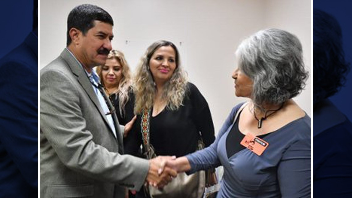 Corral y Ebrard se reúnen con familias de heridos de tiroteo de El Paso