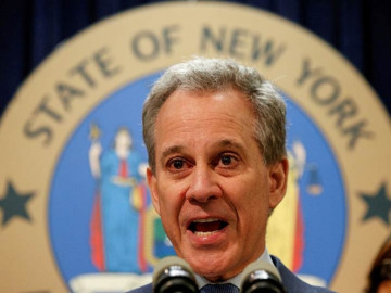 Fiscal general de NY renuncia tras ser acusado por agredir mujeres