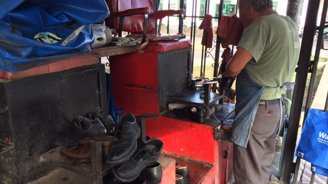 Aseadores de calzado temen ser desalojados de la plaza principal