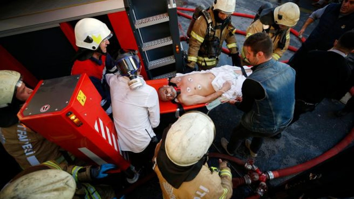 Incendio aparatoso se registra en hospital de Estambul