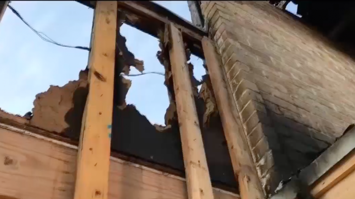 Incendio en departamentos desplaza a residentes