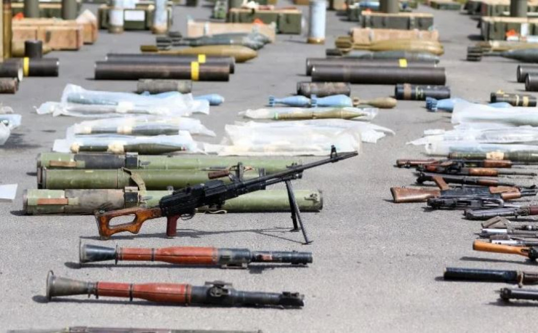 Encuentra EU armamento escondido en sofás en frontera con México