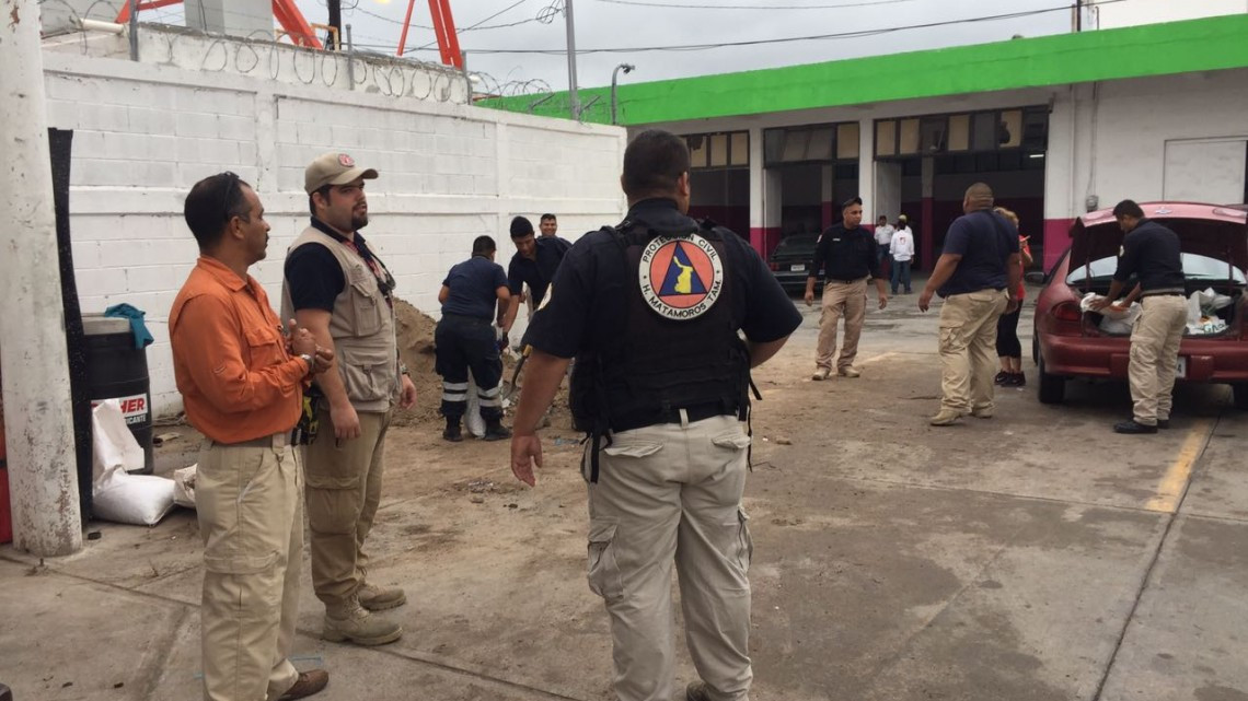 Bomberos reparten más 2 mil costales de arena