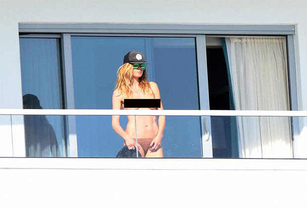 Heidi Klum se asolea en "topless"