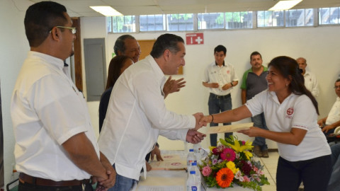 Presidente electo de Madero apadrina a egresados del Cecati 71