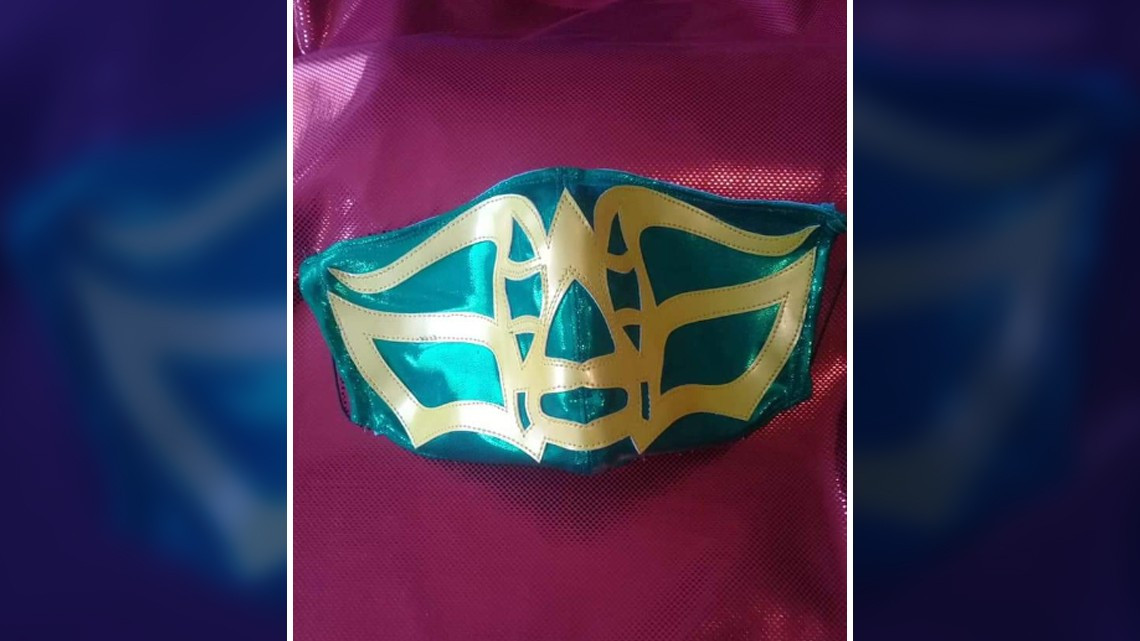 “Luchan” contra el COVID-19 con cubrebocas inspirados en luchadores