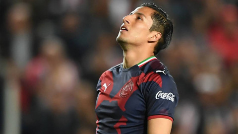 Chivas pierde a Carlos Cisneros entre 4 y 6 meses