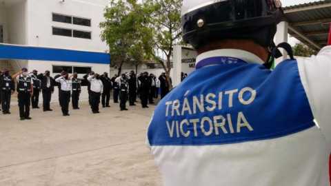 Entrega Fiscalía estatal acreditación a elementos de Tránsito Victoria