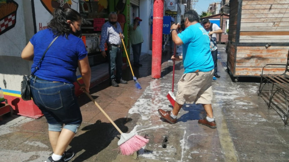Comerciantes de la CROC acondicionan área de la zona peatonal para abrir operaciones