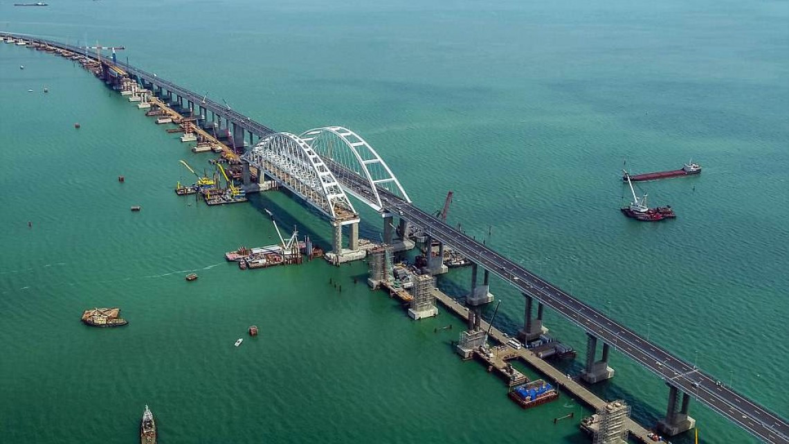 Inaugura Putin puente que une Crimea con Rusia 