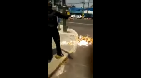 Policías le tiran charola a vendedor de merengues en Tlatelolco