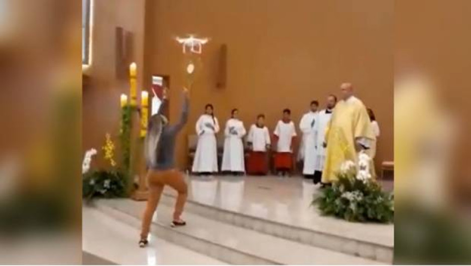 El futuro es ahora: Dron reparte hostias en iglesia
