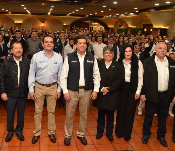 Celebra Gobernador a enfermeras y enfermeros