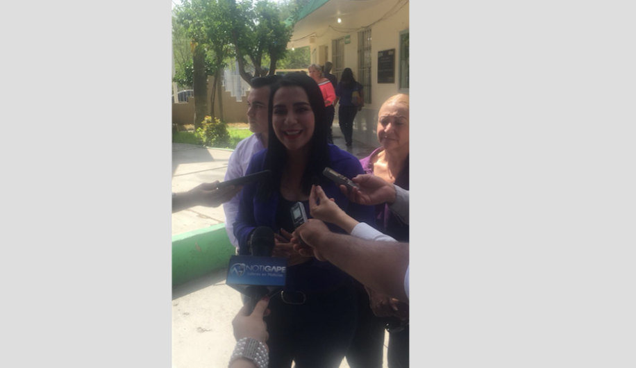 Acude Yahleel Abdala a ejercer su voto 