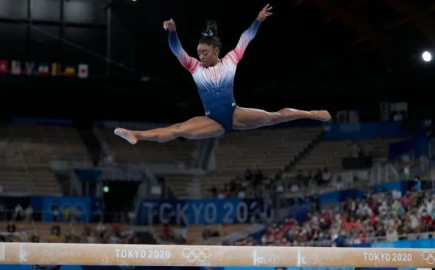 Simone Biles retoma competencias en Tokio y se cuelga el bronce en final de viga