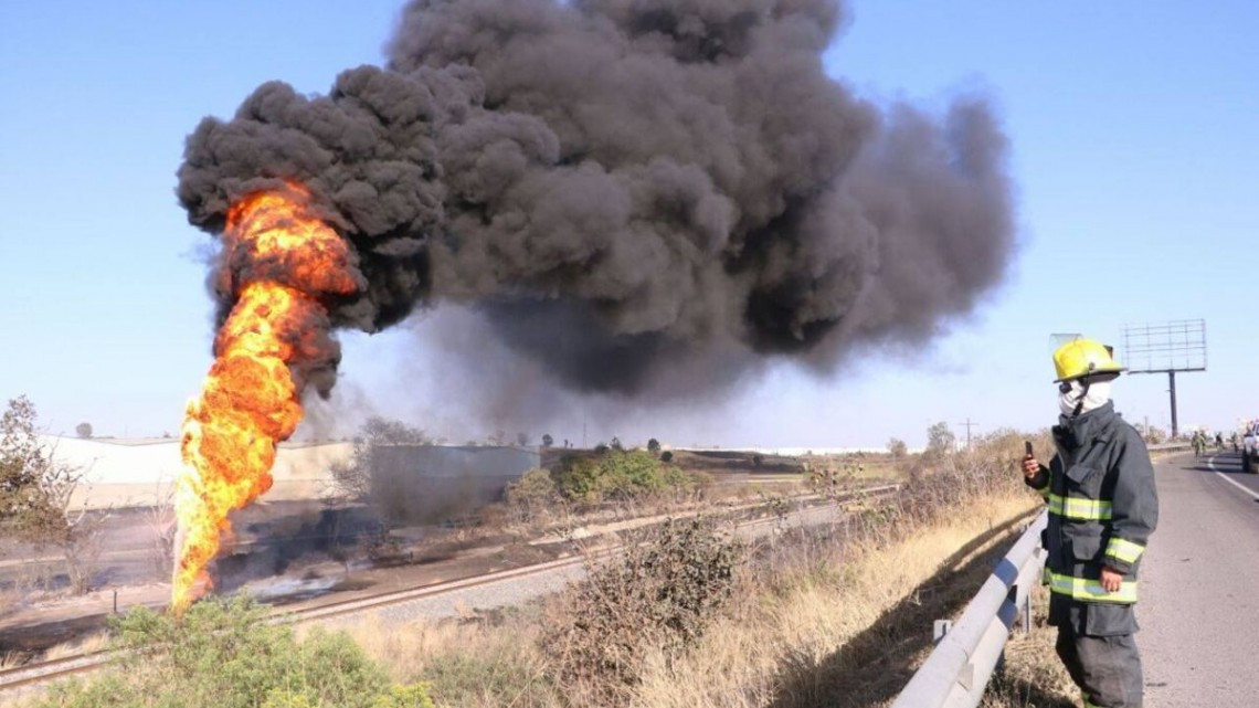 Ducto de Pemex en Jalisco registra fuga e incendio de combustible