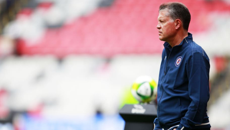 Ricardo Peláez renueva con Chivas de manera indefinida