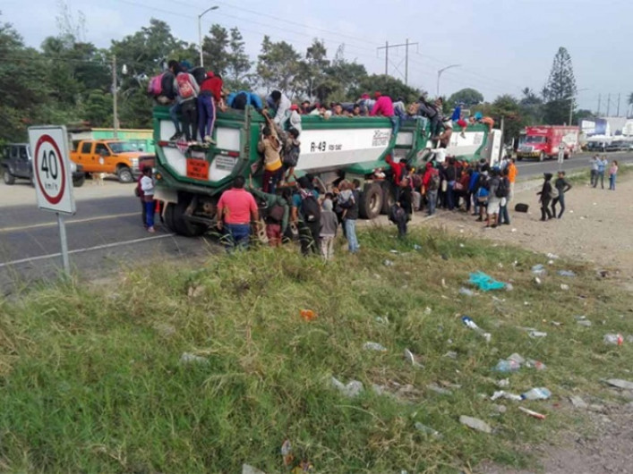 Migrantes llegan a Oaxaca en caravana