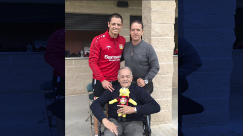 Entre lágrimas, ‘Chicharito’ recuerda y se despide de su abuelo con un emotivo vídeo