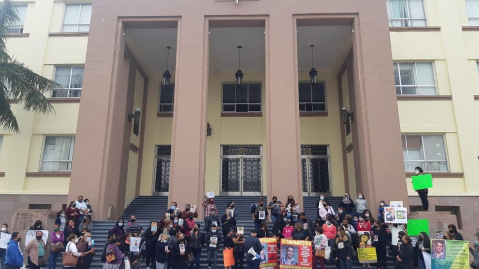 En el Día internacional de la Mujer marchan madres de desaparicidos