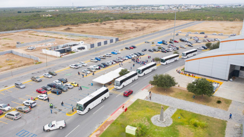 Replicarán en toda la frontera de México el sistema de vacunación Nuevo Laredo-Laredo 