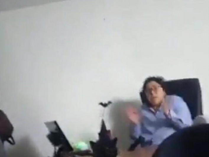 Funcionaria es exhibida por malos tratos a subordinados