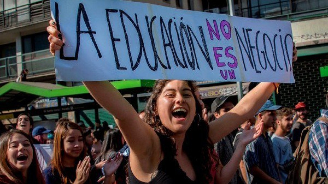 Miles de estudiantes chilenos marchan a favor de reformas en la educación
