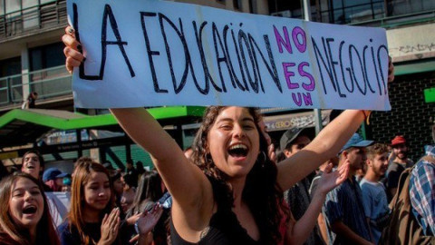 Miles de estudiantes chilenos marchan a favor de reformas en la educación