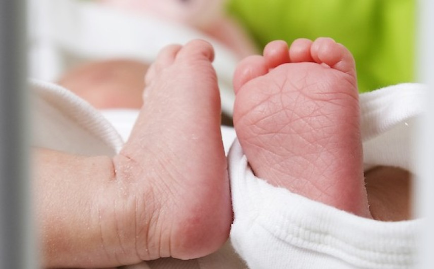 Fallece un bebé que sus padres olvidaron en el coche 