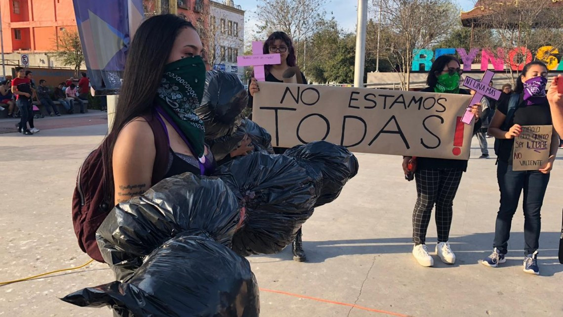Feministas presentan "Las Embolsadas" en la Plaza Principal.