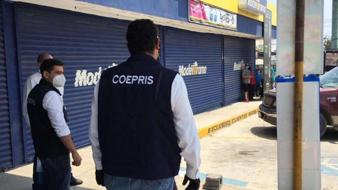 Inician venta de cerveza y ante caos, cierran establecimientos