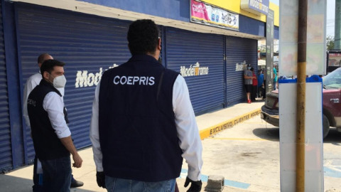 Inician venta de cerveza y ante caos, cierran establecimientos