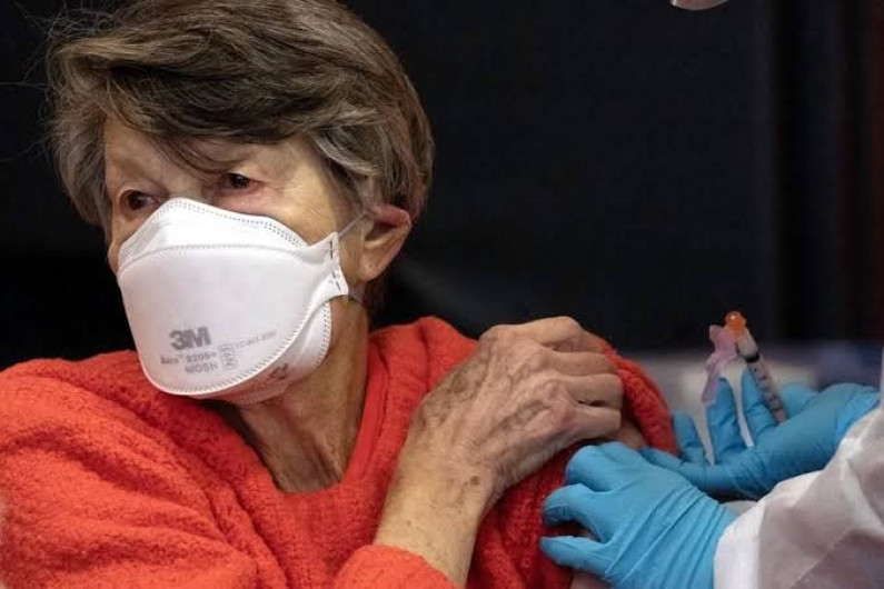 EU suma 130 millones de personas completamente vacunadas contra Covid