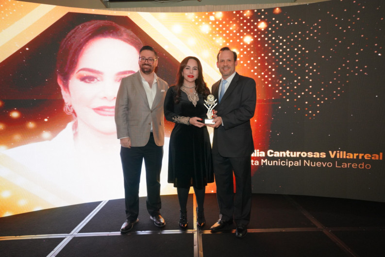 Reconocen Agentes Aduanales de Laredo TX, liderazgo de Carmen Lilia Canturosas con entrega de premio ALFA 