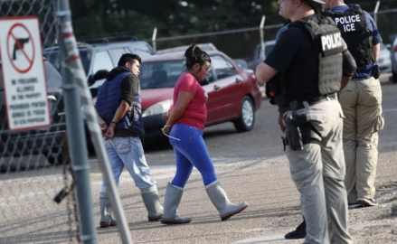 SRE busca a mexicanos detenidos en redada de Mississippi