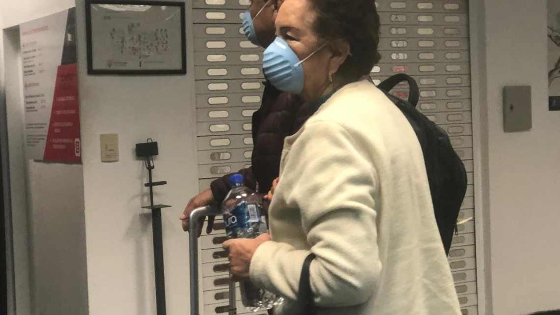 Pasajeros niegan protocolo especial ante COVID-19 en aeropuerto