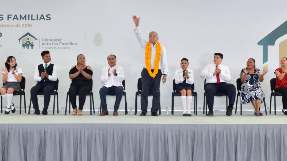 AMLO ofrece protección a colaboradores del caso Ayotzinapa