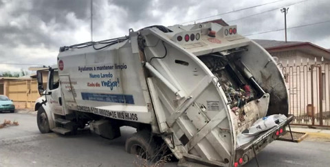 Se hunde camión de basura en Nuevo Laredo