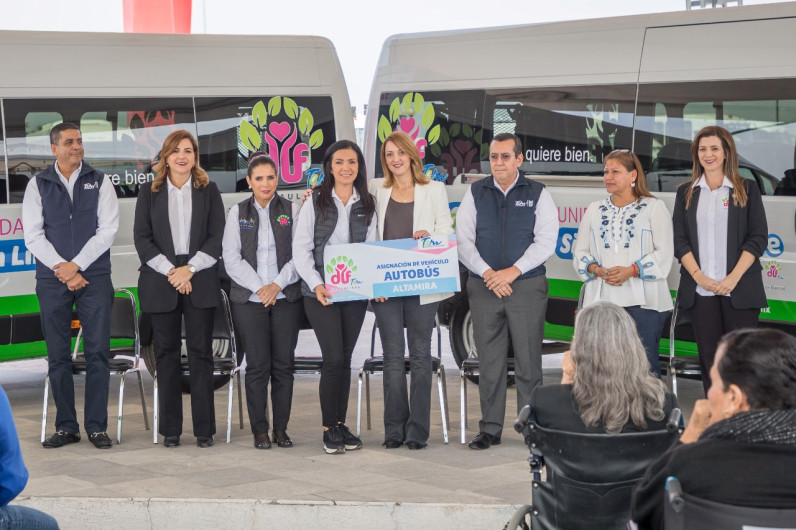 Entrega Mariana Gómez unidades de transporte público para personas con discapacidad y vehículos para las actividades de DIF Municipales