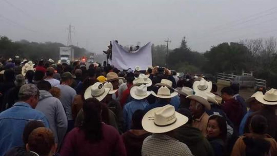 Bloquean carretera Victoria–Monterrey