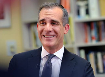 Alcalde de Los Ángeles defiende vacunación anticovid obligatoria