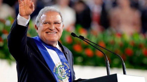Expresidente salvadoreño va a juicio por irregularidades
